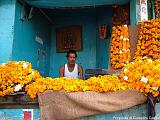 Amritsar-Venditore di fiori al Tempio di Durgiana